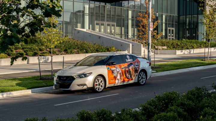 Bedrijfsauto met opvallende reclame en voertuigbestickering