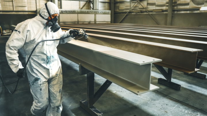 Stalen oppervlak wordt gestraald ter voorbereiding op coating