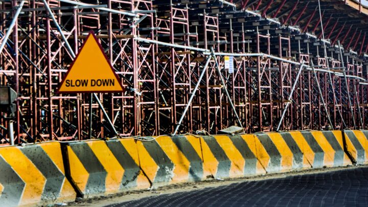 Bouwplaats van een bouwproject waarbij vertraging is ontstaan