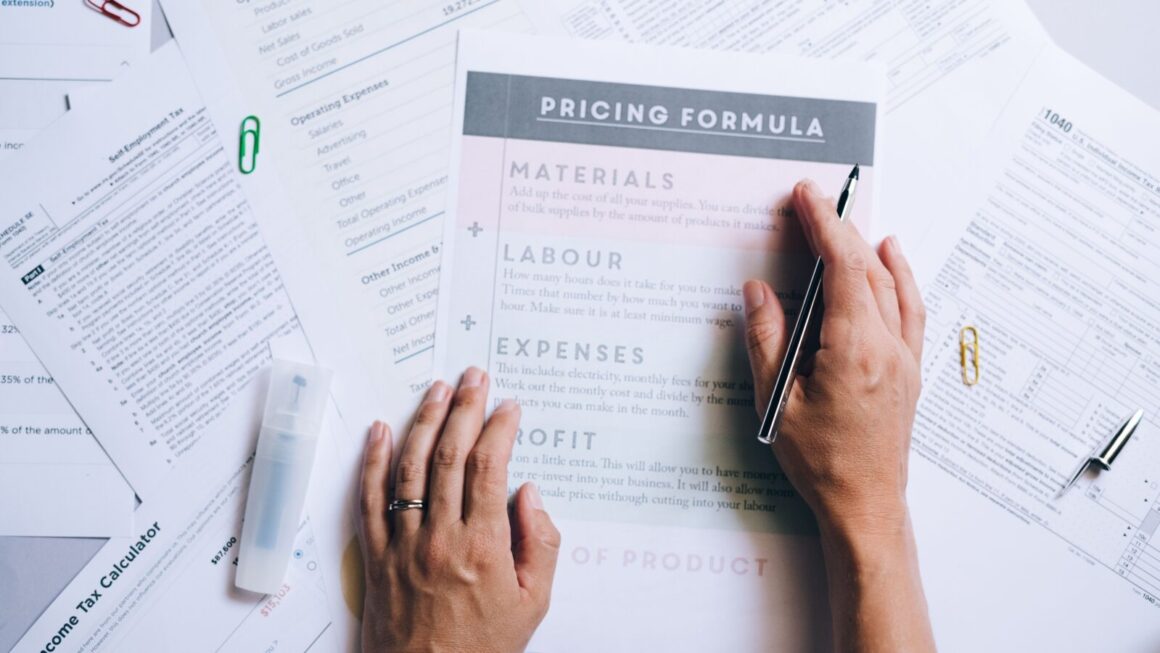 Ondernemer analyseert bedrijfskosten en financiële gegevens