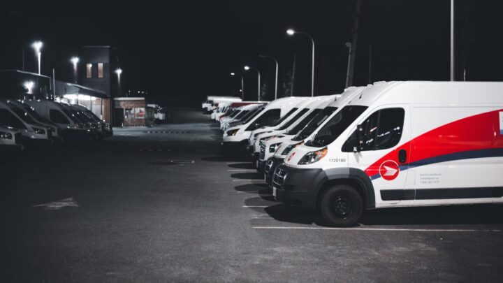 Zakelijke bestelwagens klaar voor transport en distributie