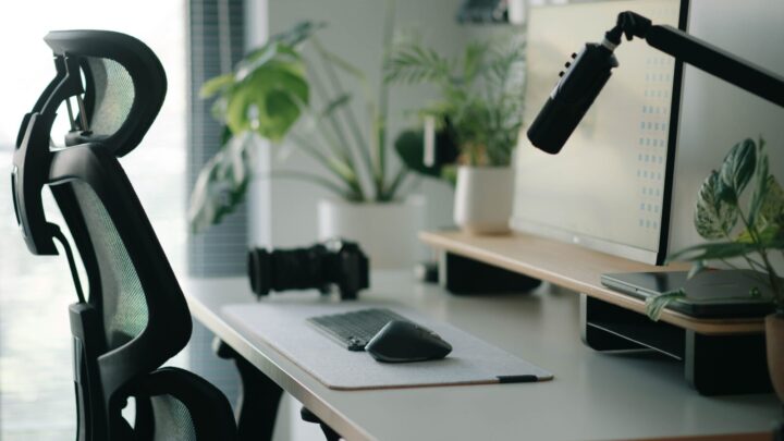 Ergonomische kantoorwerkplek met bureau, stoel en beeldscherm