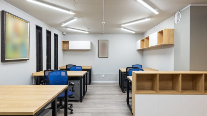 Medewerkers werken in een comfortabele moderne kantoorruimte
