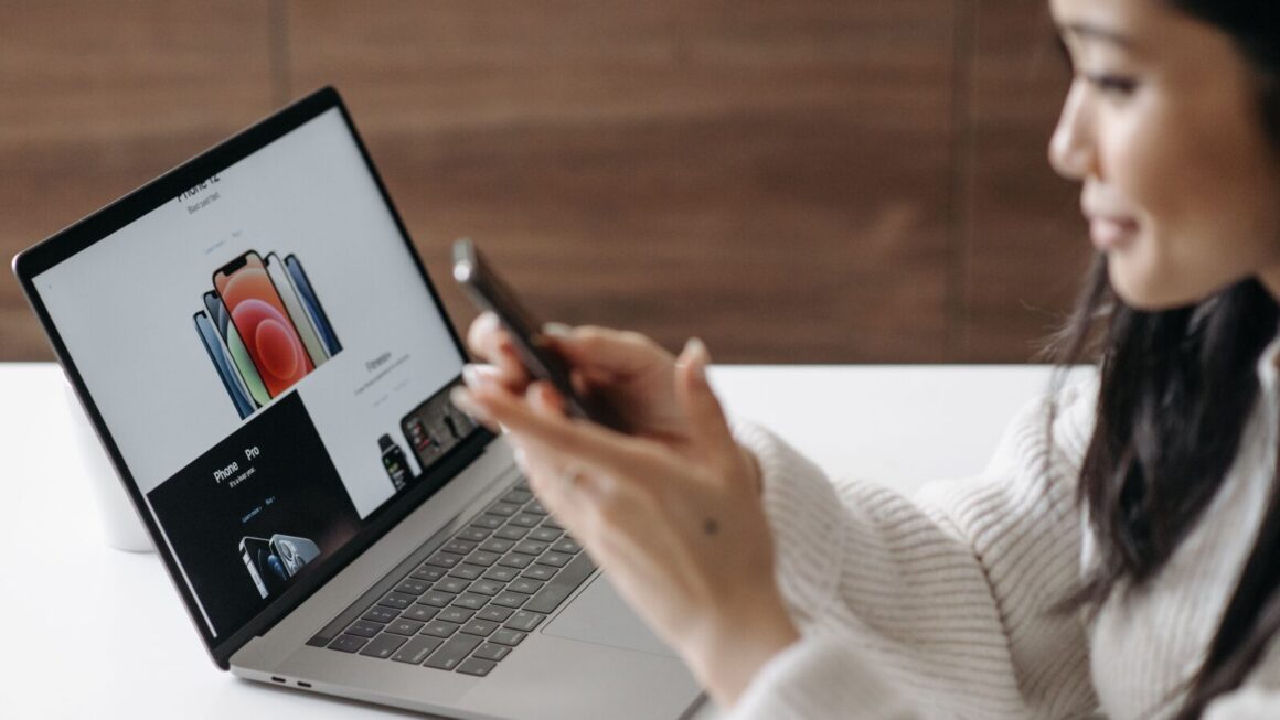 Online winkel met productpagina's op laptop en smartphone