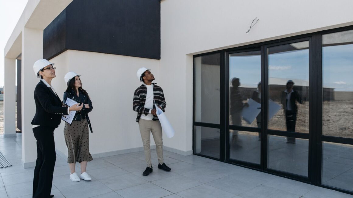 Moderne villa in aanbouw tijdens een begeleid bouwproject