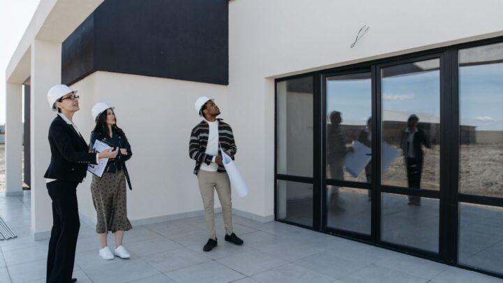 Moderne villa in aanbouw tijdens een begeleid bouwproject