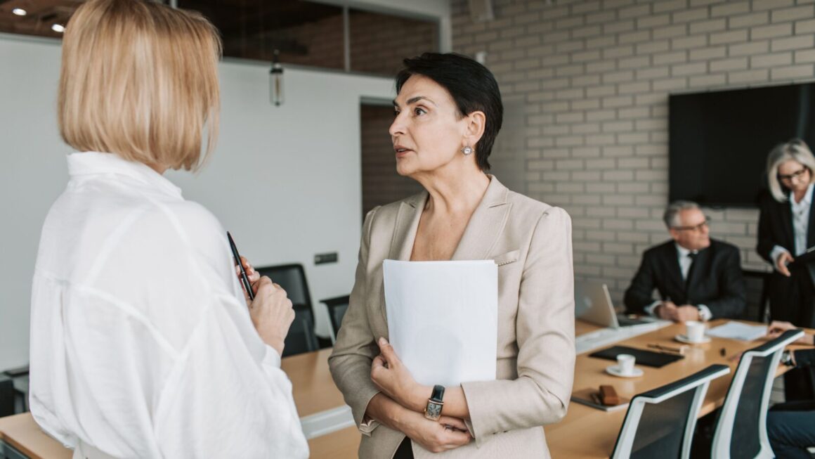 Collega's voeren een kort zakelijk overleg aan tafel