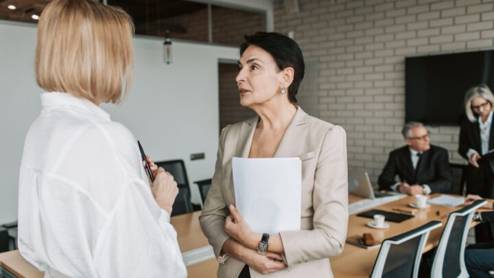 Collega's voeren een kort zakelijk overleg aan tafel