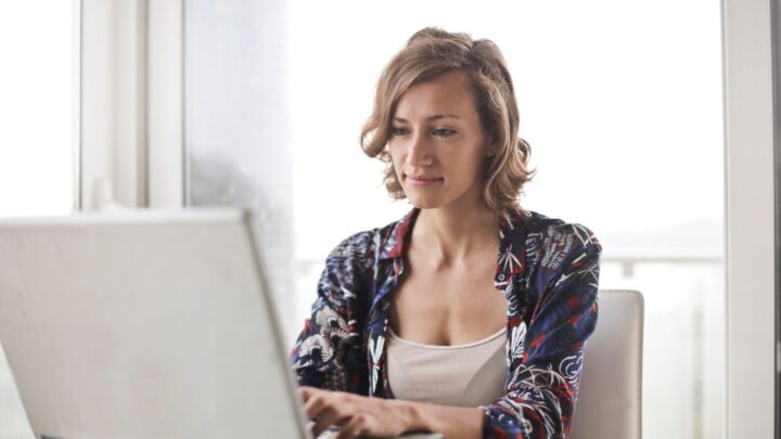 Medewerker werkt achter een laptop op een moderne werkplek