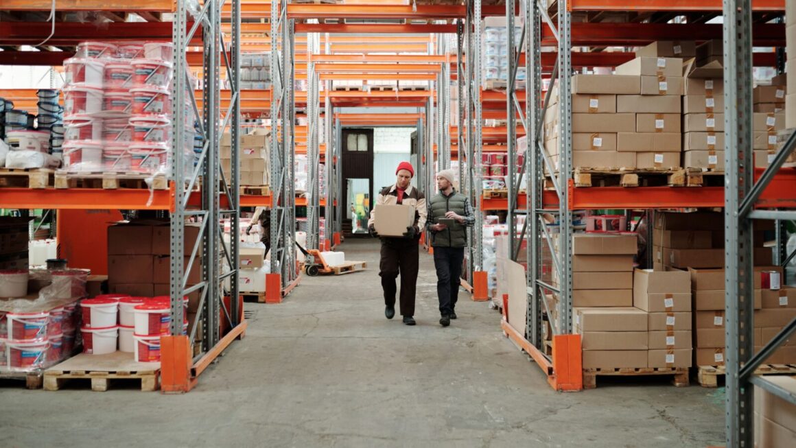 Logistiek medewerker plant efficiënte transport- en bezorgroutes