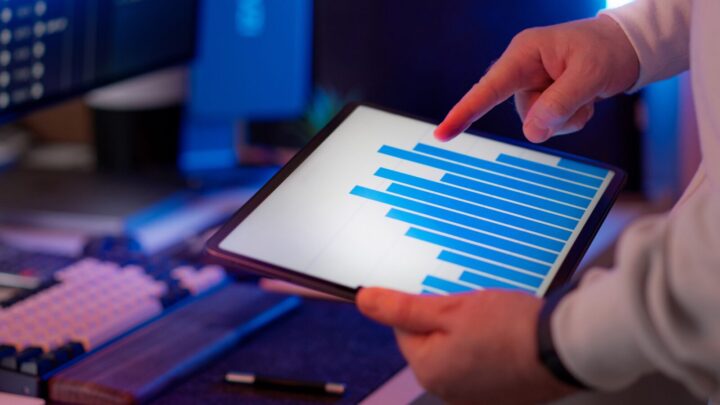 E-commerce specialist analyseert webshopprestaties en conversies